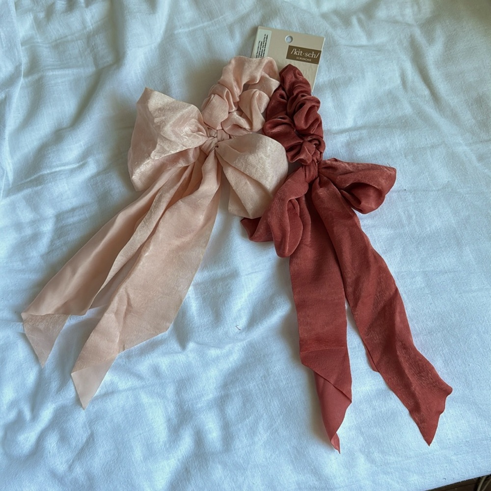 Kitsch Set of 2 scrunchy bows